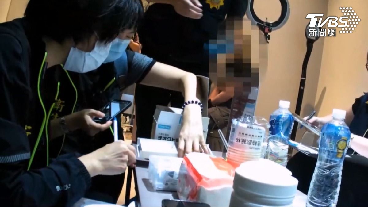 檢警日前進入大樓內一處民宅,查獲多項醫美儀器,連同玻尿酸、肉毒桿菌素也全是假貨。(圖/TVBS)