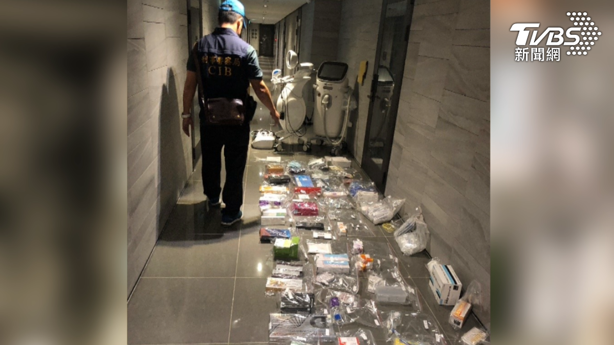 執法人員搬出一台又一台的音波儀器,這些產品實際上是黑心醫美集團從淘寶進的仿冒品。(圖/TVBS)