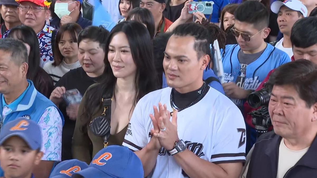 張育成任台中捷運年度安全大使！175cm嬌妻現身成焦點