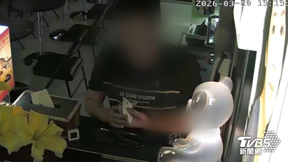 黑衣男遭控闖咖啡廳纏女店員,強迫陪玩撲克牌。(圖/TVBS)