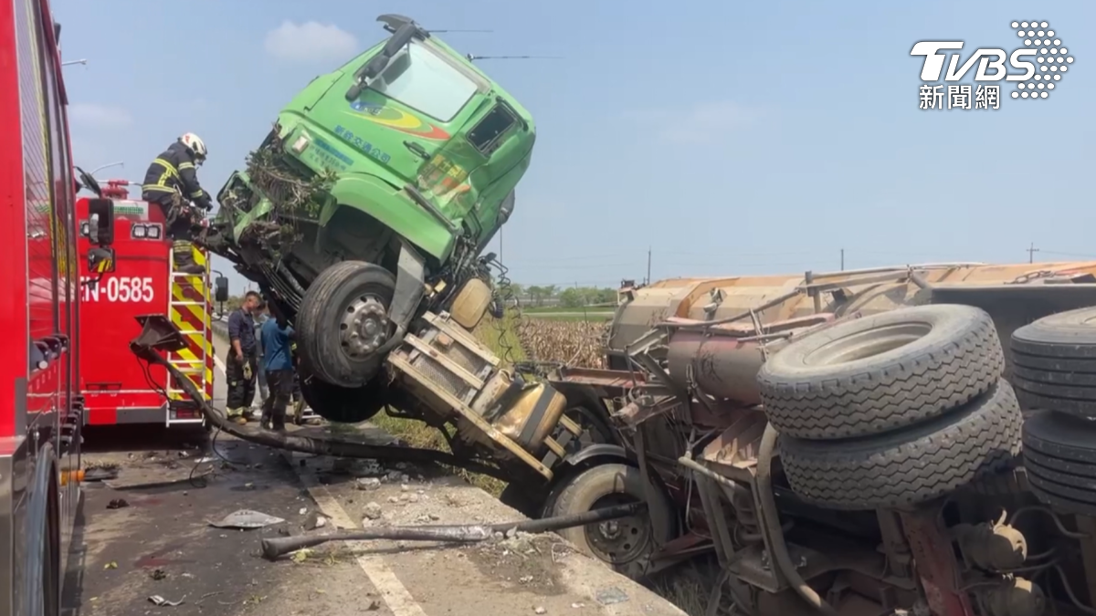 嘉義一輛砂石車與左轉轎車在高鐵橋下路口猛烈撞擊,砂石車當場翻覆衝進玉米田。(圖/TVBS)