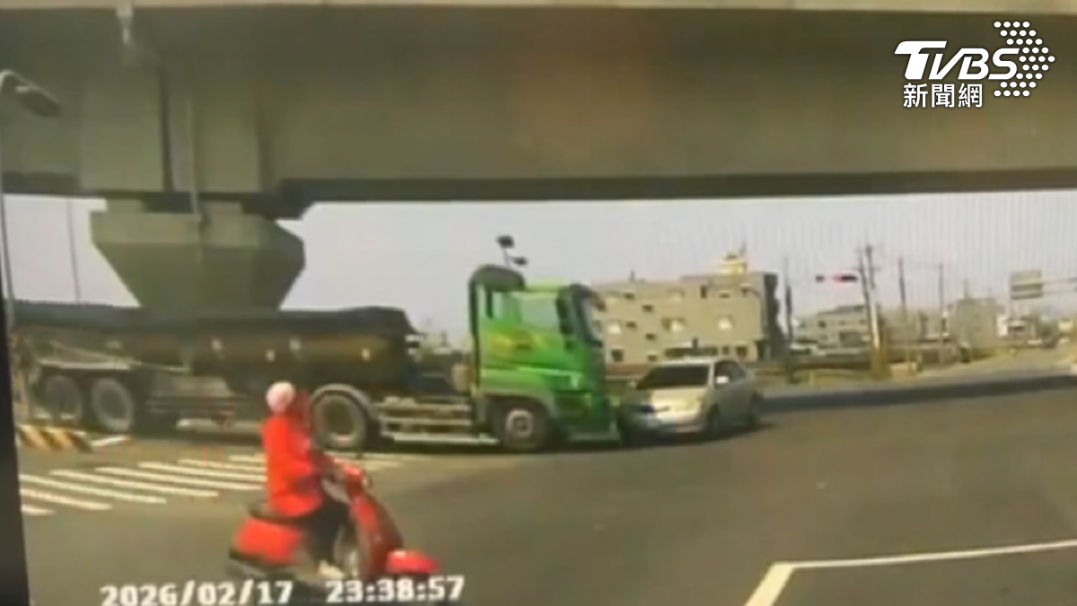 路口監視器畫面顯示砂石車直行通過路口時,右側一輛小客車突然左轉,兩車閃避不及迎面撞上。(圖/TVBS)