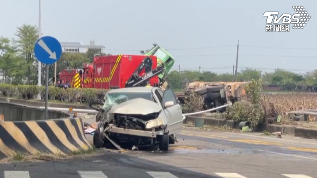 整起事故共造成兩車4人受傷,所幸4人意識都還清醒,僅肢體擦傷。(圖/TVBS)