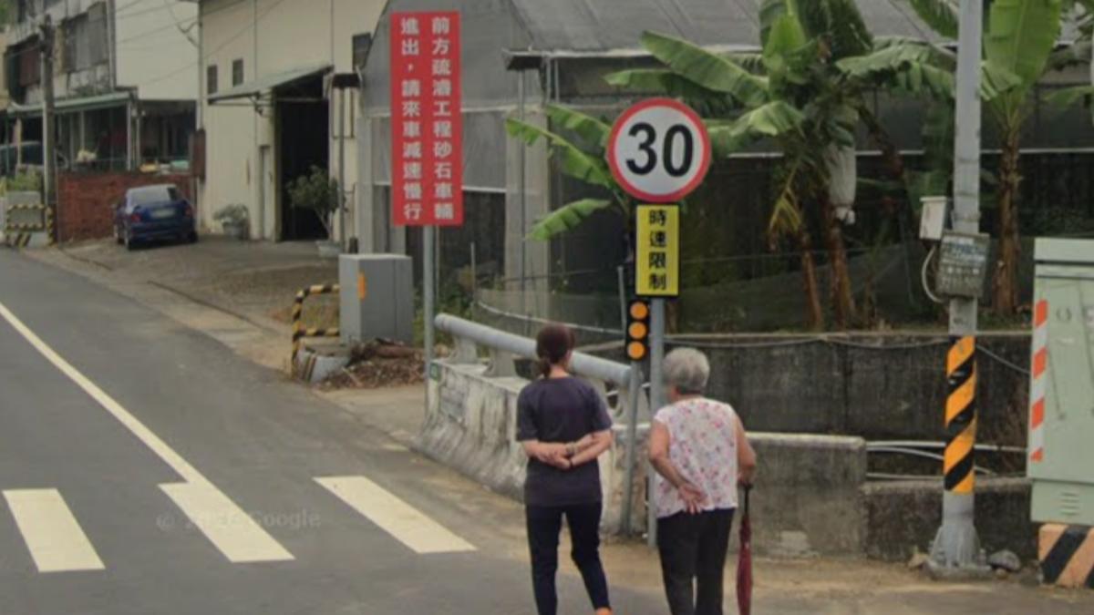 南投縣草屯鎮雙冬里中潭公路上,立起限速30標誌。(圖/翻攝自Google Maps)