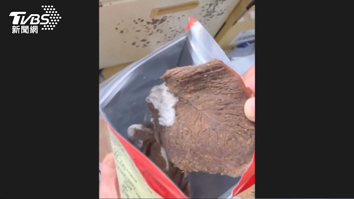 苗栗知名肉乾店出包!牛肉乾「佈滿白色黴菌」 他吃1片想拉肚子。(圖/TVBS)