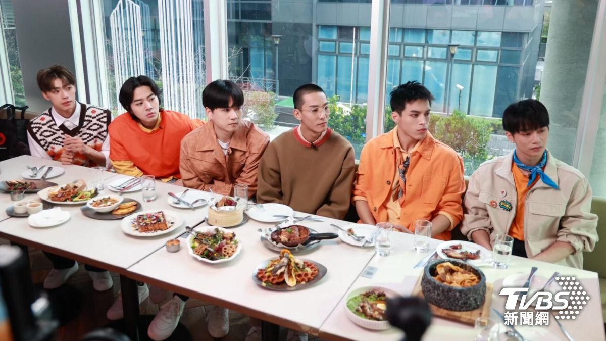 黃文廷、林佳辰、周祖安、林煥鈞、李哲言和周子翔接受《TVBS新聞網》專訪。(圖/黃城碩攝)