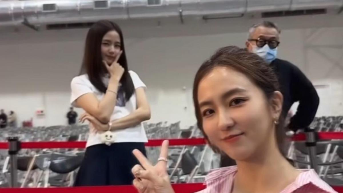 Jisoo(左)走進周曉涵的鏡頭主動合照。(圖/翻攝周曉涵threads)