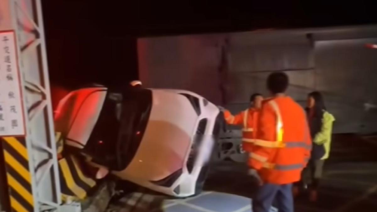 蘇姓副站長的車輛遭列車撞上，整台車翻覆、尾部嚴重毀損。（圖／TVBS）