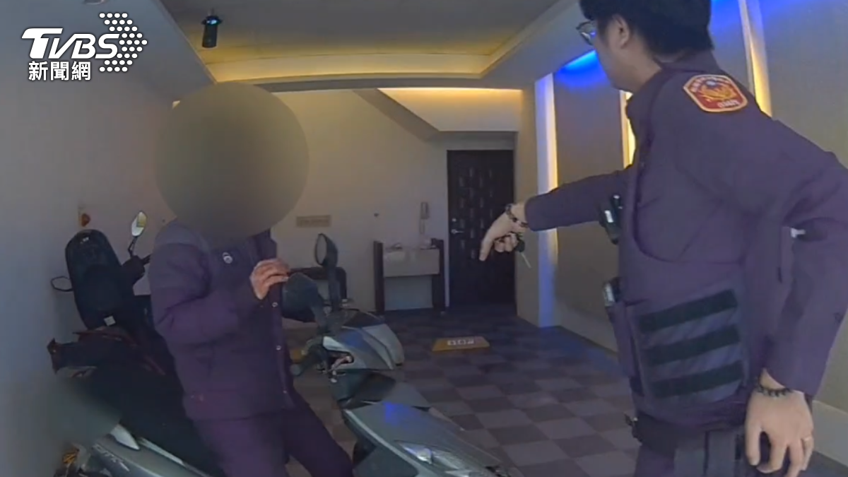 李姓嫌犯持刀刺殺朋友,見警方上門意圖騎車落跑。(圖/TVBS)