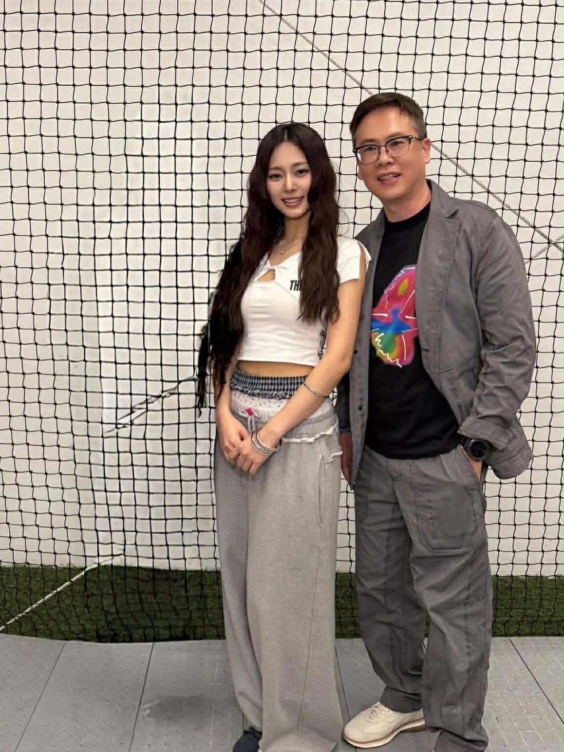 王兆杰把太太賈永婕修掉,剩自己和子瑜雙人同框。(圖/翻攝自賈永婕臉書)