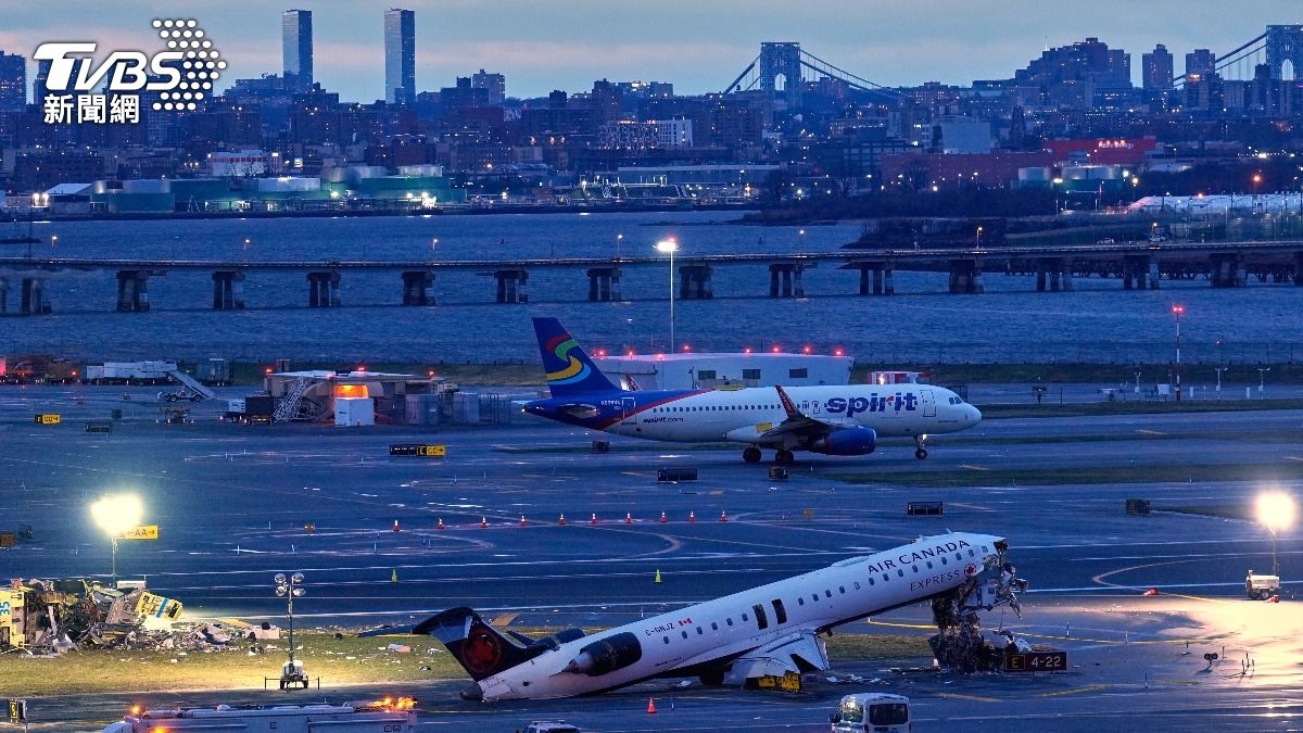 紐約拉瓜迪亞機場加拿大航空客機與消防車相撞後的殘骸。（圖／達志影像美聯社）