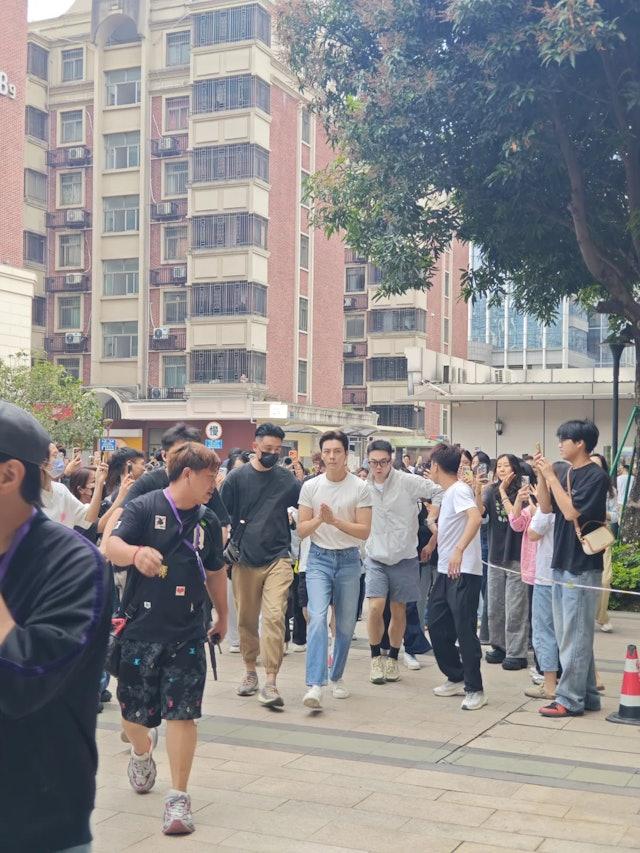 陳偉霆日前在佛山拍攝新劇，吸引大批粉絲圍觀 。（圖／翻攝自＠jay林舊夢小紅書）