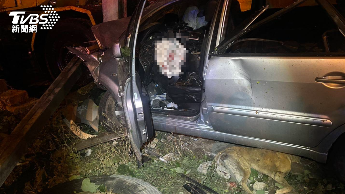 凌晨撞爛吊車行!酒駕男慘死「車底壓狗屍」 安全氣囊也染血