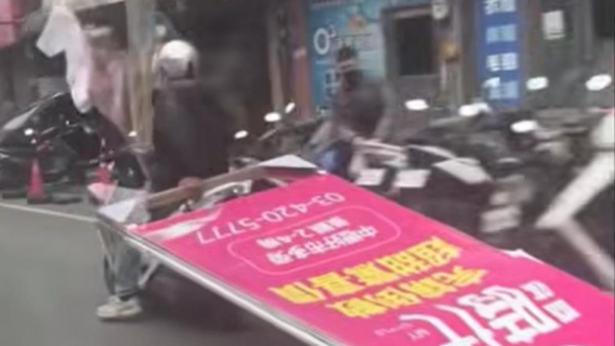 台灣日常?阿北騎車「單手拖巨型招牌」 畫面曝光網看傻眼