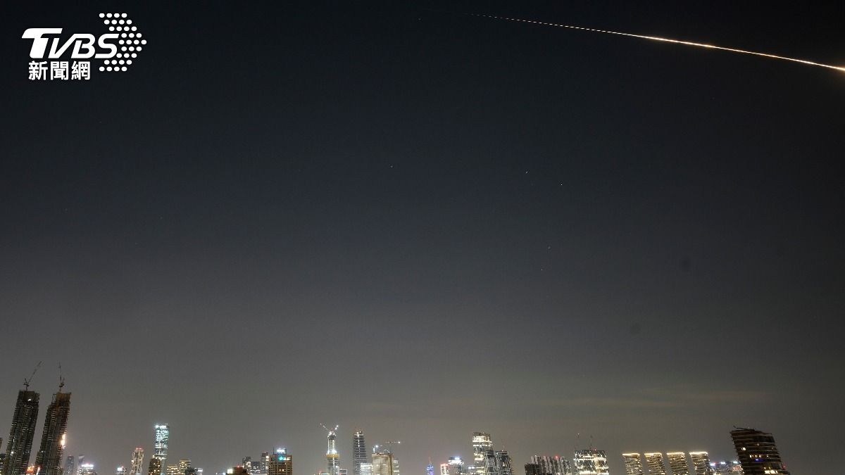 伊朗飛彈劃破以色列夜空。(圖/達志影像美聯社)