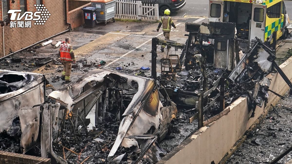 英國倫敦停23日車場救護車遭焚,攻擊被疑為針對猶太救護組織。(圖/達志影像美聯社)