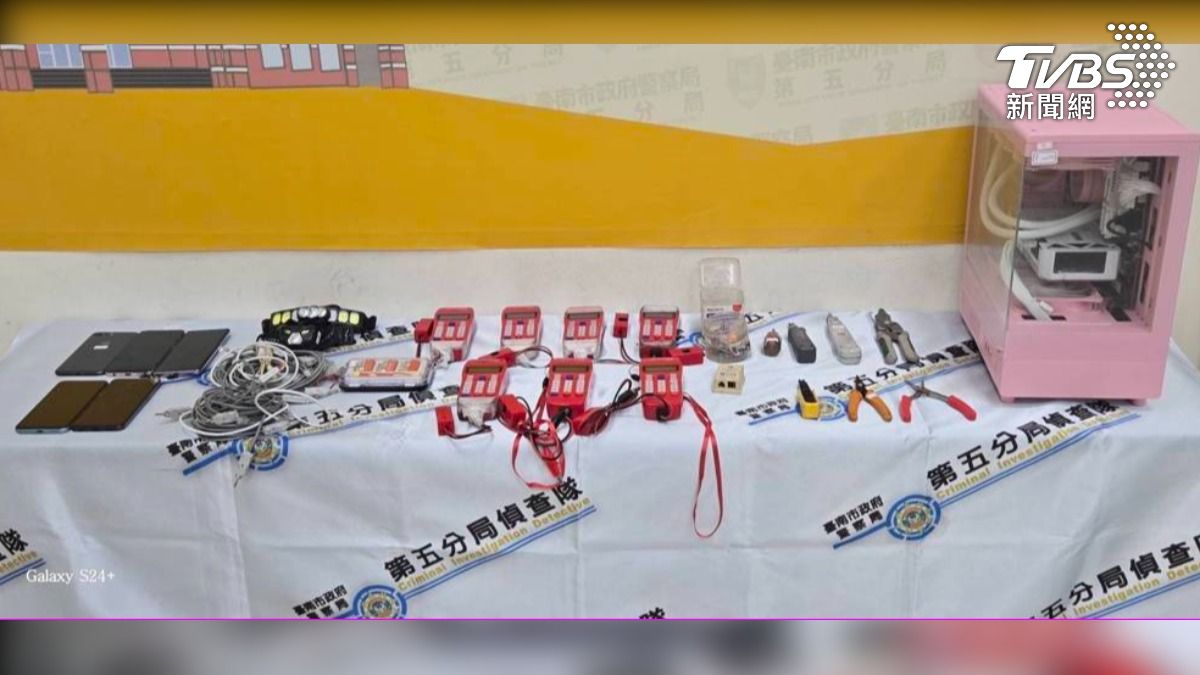 張姓嫌犯曾經是中華電信外包的工程師,發現市話漏洞後,假冒工程師,潛入大樓機房,竊取住戶上千筆的市話號碼(圖/TVBS)