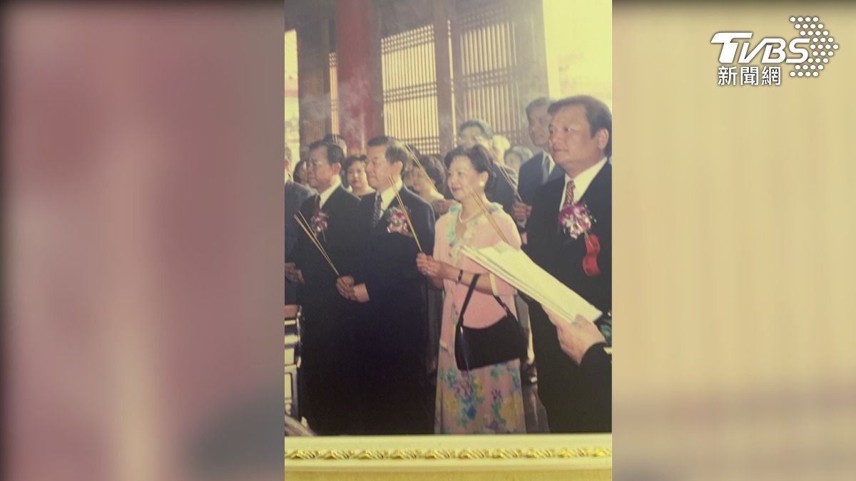 游象賢秀出與綠營大老包括游錫堃、謝長廷等人合照。(圖/翻攝游象賢臉書)