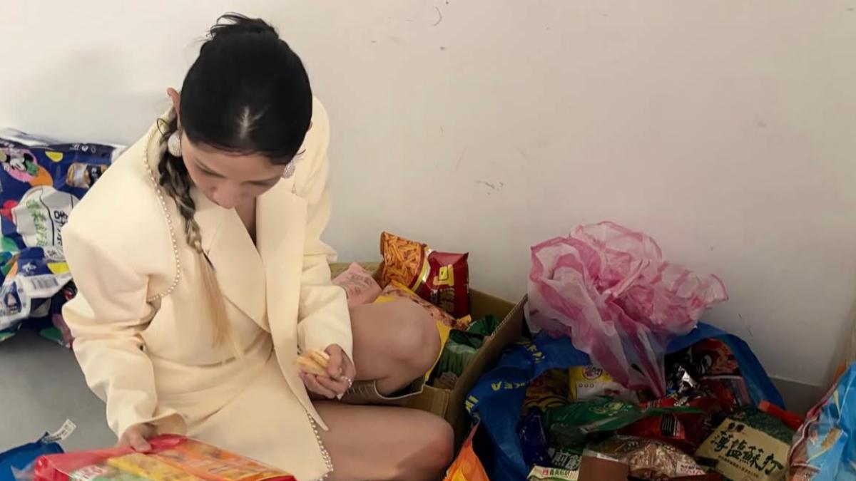 李千娜後台瘋狂找零食。（圖／趙世平攝）
