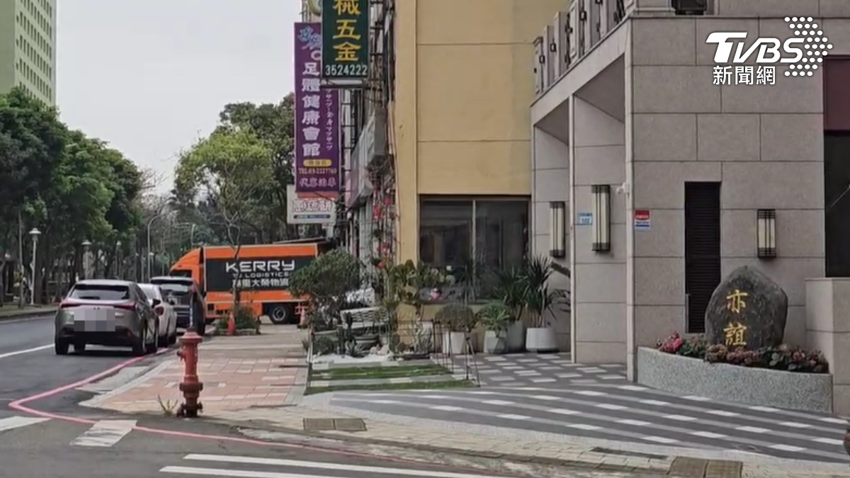 無照駕駛還違規轉彎遭警攔查,男情緒失控衝車道。(圖/TVBS)