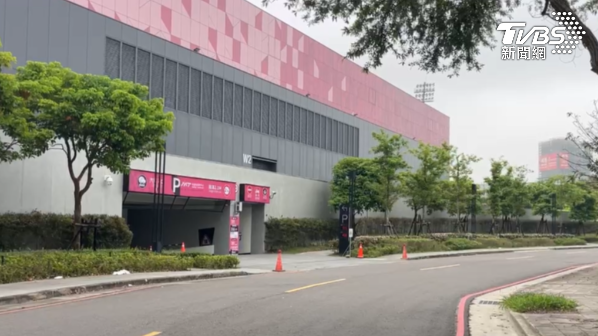 白色轎車插隊，引發後方駕駛怒斥，雙方吵得不可開交。（圖／TVBS）