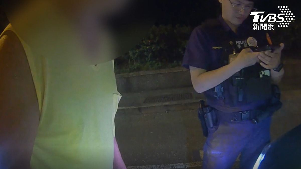 老翁坦承酒後上路,詢問員警能否通融。(圖/TVBS)