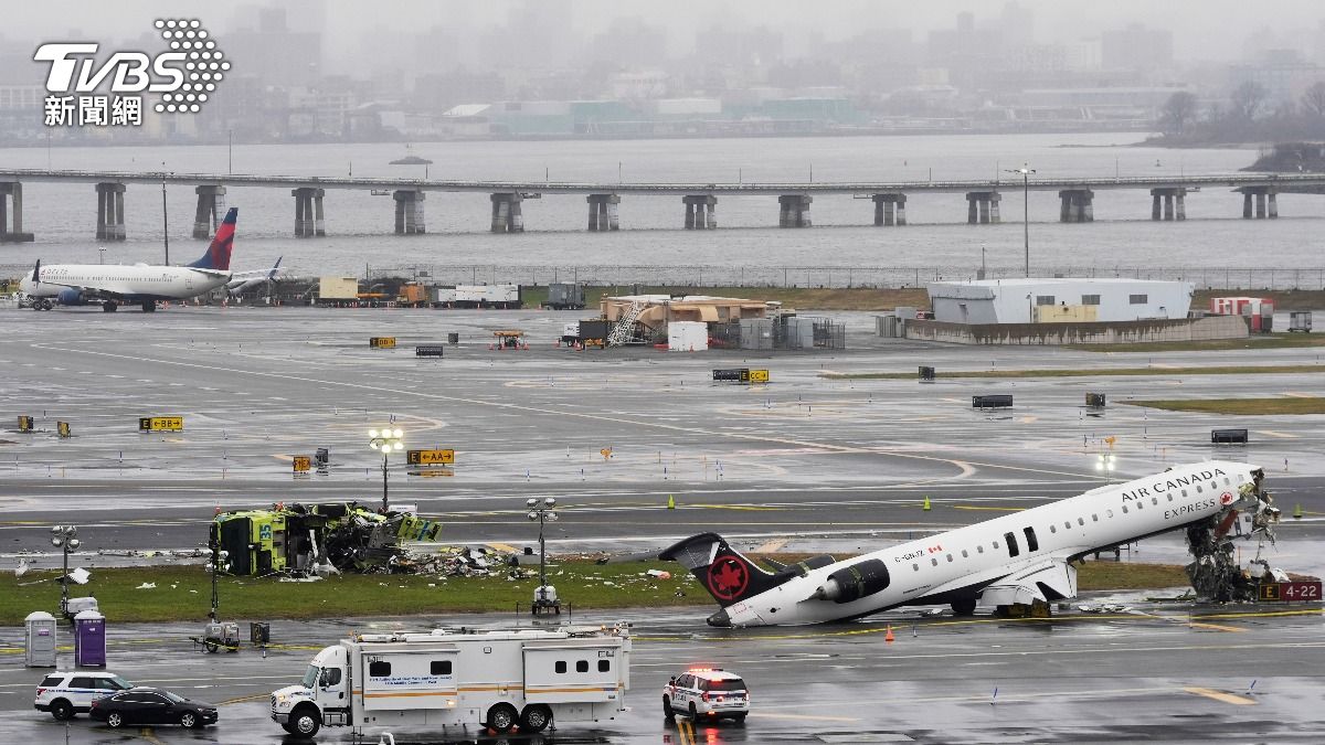 加航快捷航空飛機撞上消防車，造成２名飛行員身亡。（圖／達志影像美聯社）