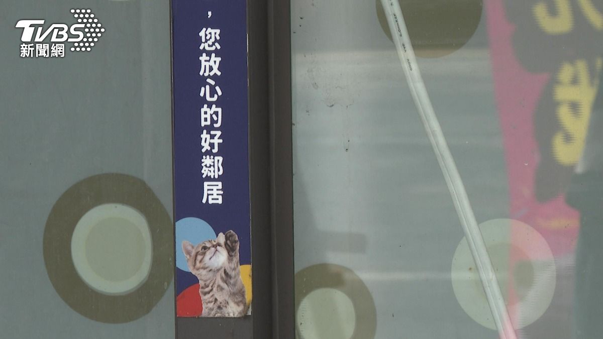 打烊後幼犬塞塑膠箱!連鎖寵物店挨轟 離職員工爆內幕。(圖/TVBS)