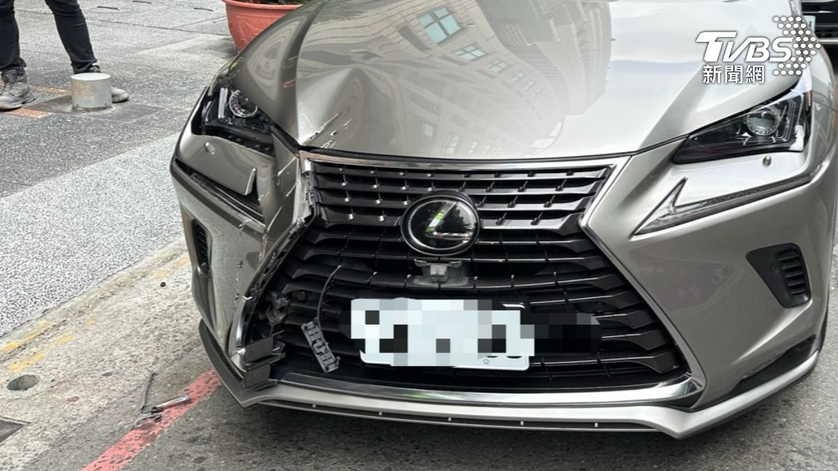 另一半鋼梁則墜落至地面,砸中路邊停放的2輛轎車。(圖/TVBS)