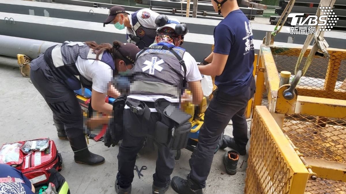 墜落的鋼梁造成一名27歲泰籍移工被重壓後傷重不治。(圖/TVBS)