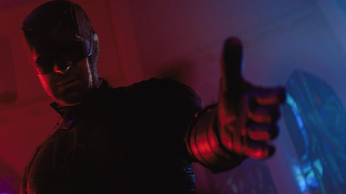 戲裡死對頭、戲外好兄弟！《夜魔俠：重生》第二季紐約首映　金霸王貼心幫夜魔俠「喬衣服」