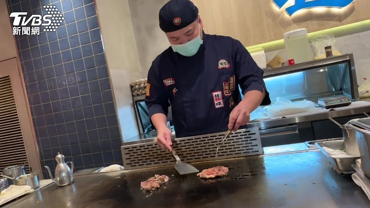 王品集團旗下的平價鐵板燒「就饗」，觀察到國外觀光客有變多趨勢。（圖／TVBS）