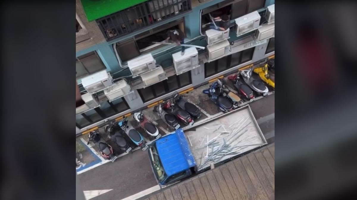 住商混合大樓二樓拆裝潢工人把鐵條從2樓往下丟。（圖／TVBS）