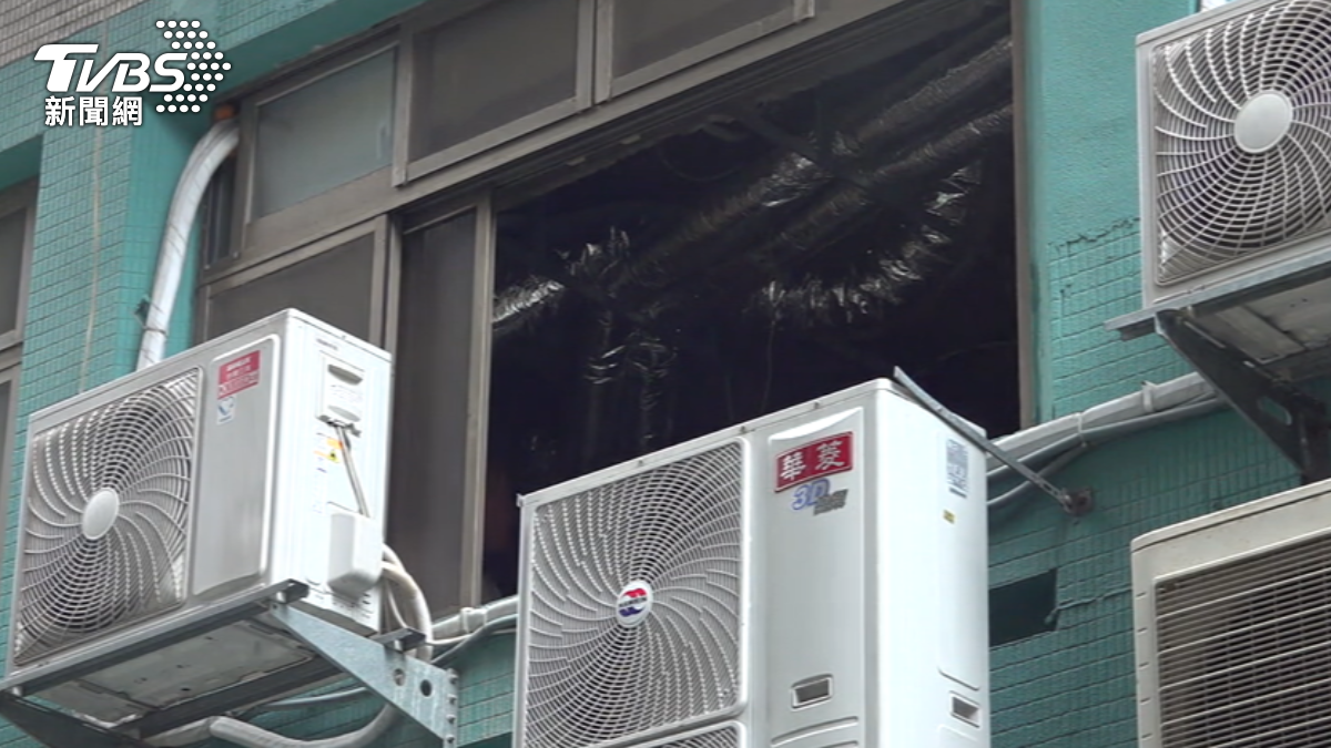 住商混合大樓二樓拆裝潢工人把鐵條從2樓往下丟。（圖／TVBS）