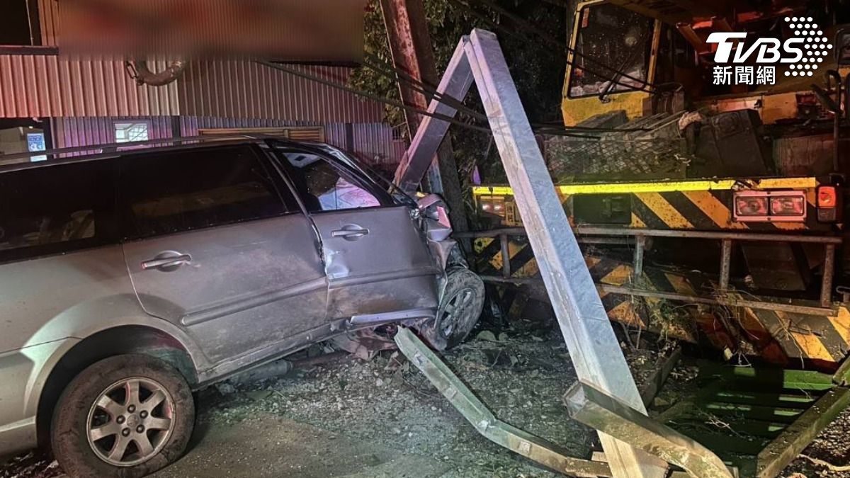 57歲徐姓駕駛酒後開車上路,沿途逆向蛇行衝撞一處吊車行,波及吊車行飼養超過10年的小狗。(圖/TVBS)