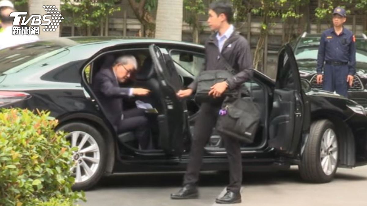 部長搭乘公務車。（圖／TVBS）