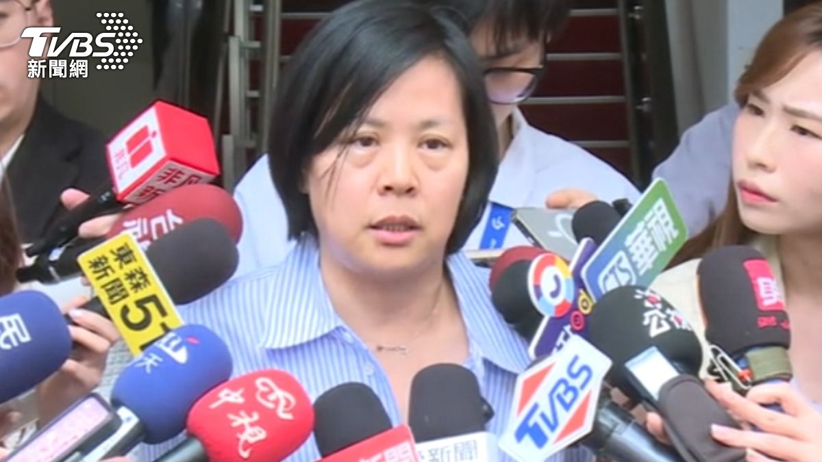 民眾黨立委李貞秀直播爆料惹議,三度鞠躬向高虹安致歉。(圖/TVBS)