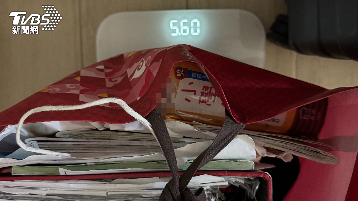 女童被老師禁用書櫃,並要求拿著五到六公斤的袋子上課。(圖/家長提供)