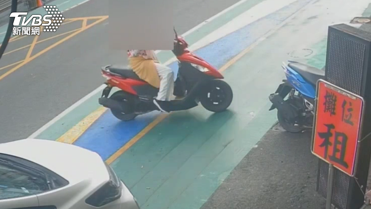 這名陳姓女子不僅偷走租車行機車,還擅闖民宿房間睡覺、喝咖啡。(圖/TVBS)
