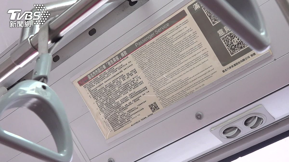 台北市區公車上都有貼敬告乘客條款。(圖/TVBS)