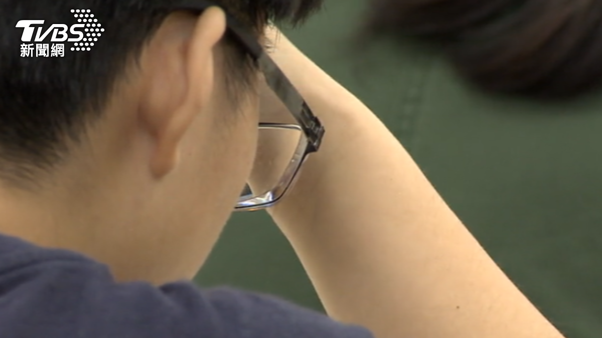 條件式關愛.過度追求成績，學生恐陷焦慮。（圖／TVBS）
