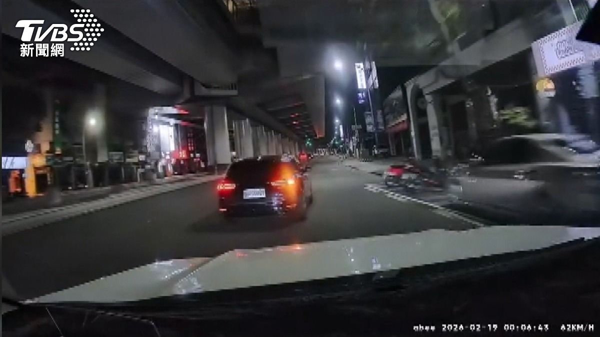 影片中被檢舉的轎車變換車道時都有打方向燈,也沒有逼車或其他違規行為。(圖/民眾提供)