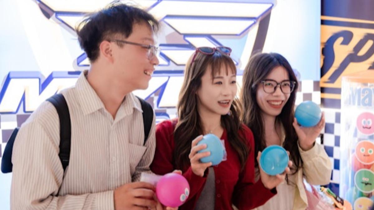 不少歌迷手持應援物,興奮地在「打卡位」拍照留念。(圖/香港01提供)