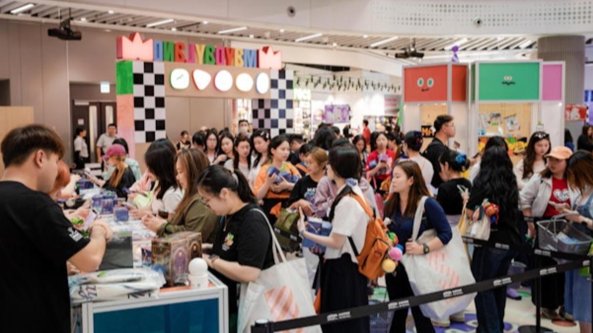 台灣天團五月天將在香港開唱,五迷湧入買週邊。(圖/香港01提供)