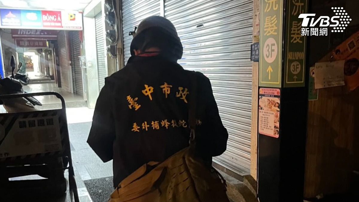 委外捕蜂捉蛇人員到來。(圖/Threads yu.o4z8)