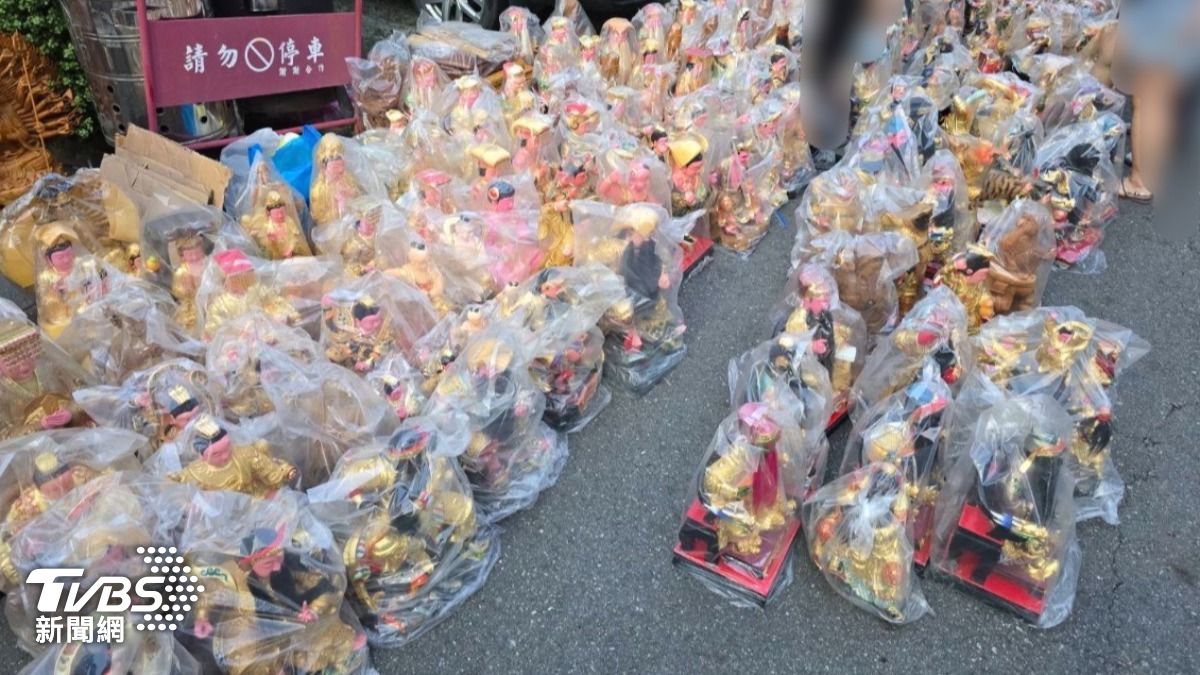 兩名離職員工長期監守自盜佛像賤賣。(圖/TVBS)