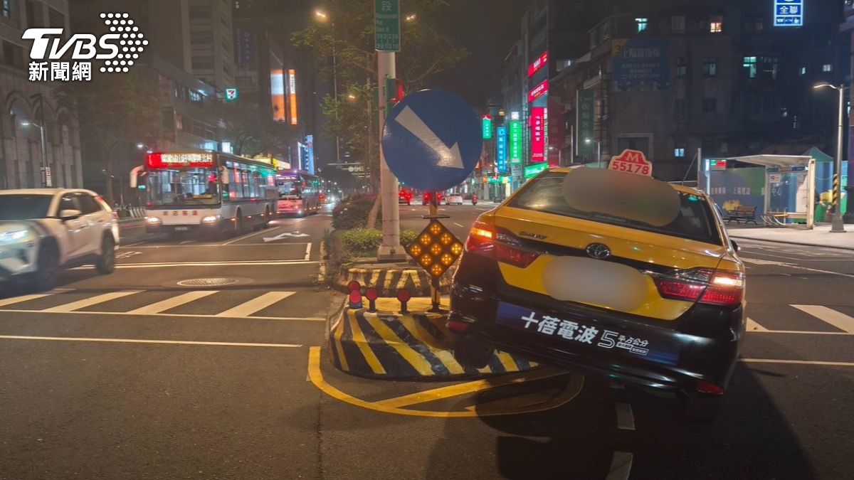 北市小黃「轉彎爆衝」!車身卡死行人庇護島 乘客嚇壞