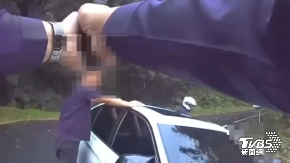面交遭警圍捕，2監控手逃山區 遭持槍喝斥。（圖／TVBS）