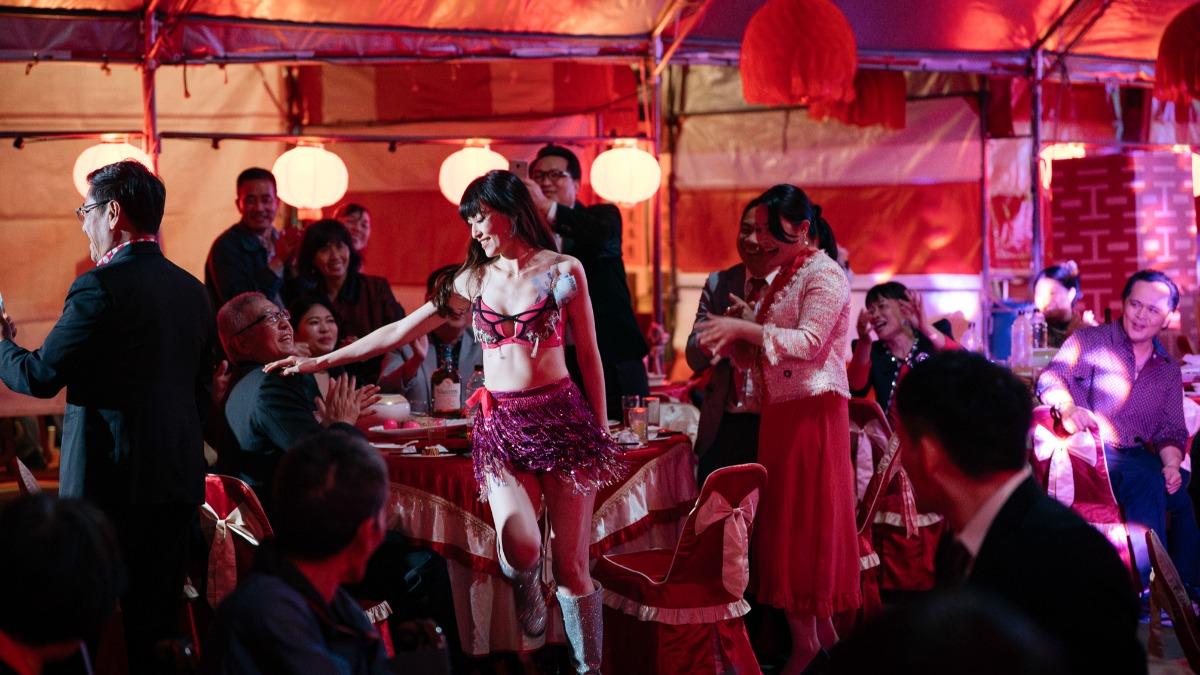 姚以緹飾演花車女郎,難得展現性感一面。(圖/英傑哆影業提供)