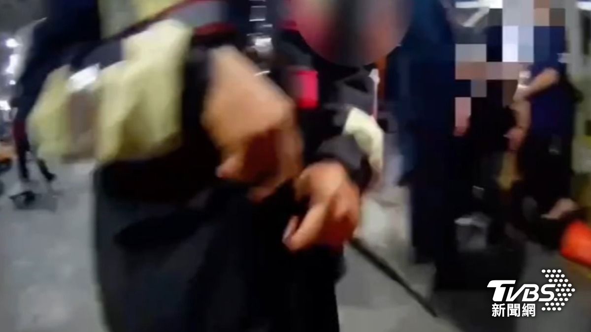 萬華果菜市場濺血!菜商勸架遭砍傷,警逮3男。(圖/TVBS)
